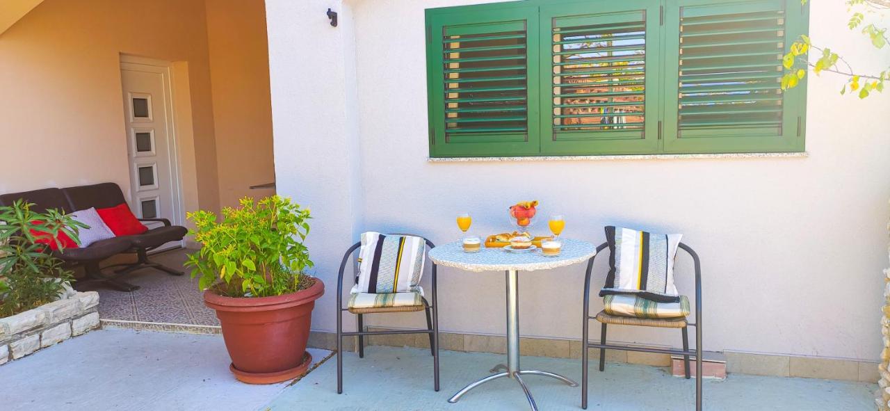 Apartments Marija Karlobag Luaran gambar